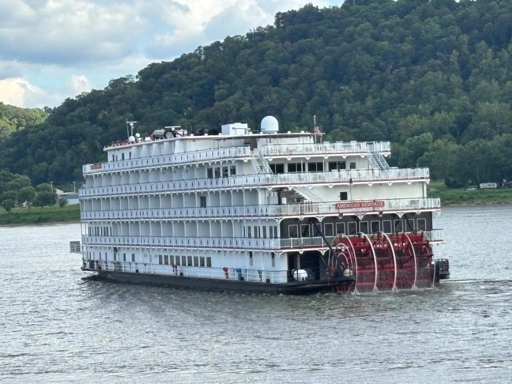 American Heritage riverboat on the Ohio River